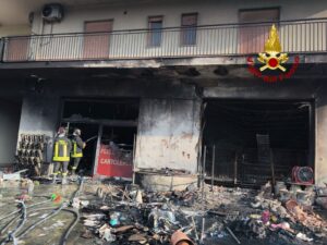Eboli, Incendio Distrugge Attività Commerciale Ad Eboli 9