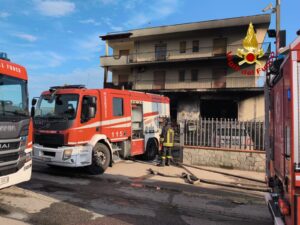 Eboli, Incendio Distrugge Attività Commerciale Ad Eboli 11