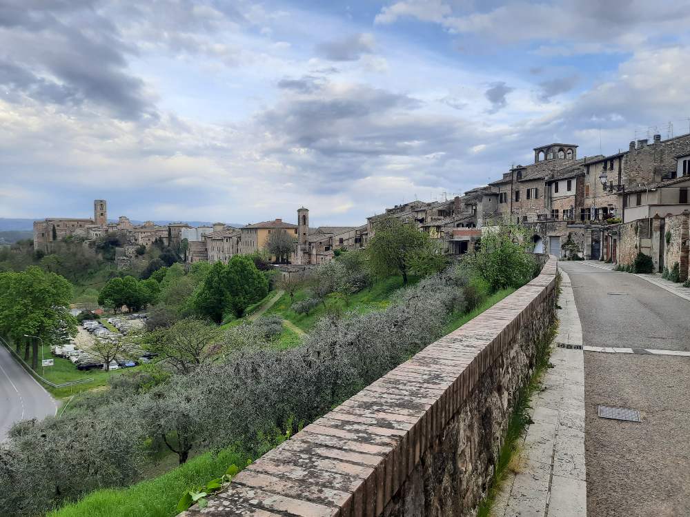 Esplora la Val d’Elsa tra villaggi medievali e panorami pittoreschi delle colline toscane lungo il percorso della Via Francigena. 46 Esplora la Val d’Elsa tra villaggi medievali e panorami pittoreschi delle colline toscane lungo il percorso della Via Francigena. 45
