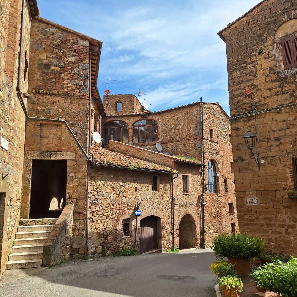 Esplora la Val d’Elsa tra villaggi medievali e panorami pittoreschi delle colline toscane lungo il percorso della Via Francigena. 40 Esplora la Val d’Elsa tra villaggi medievali e panorami pittoreschi delle colline toscane lungo il percorso della Via Francigena. 39