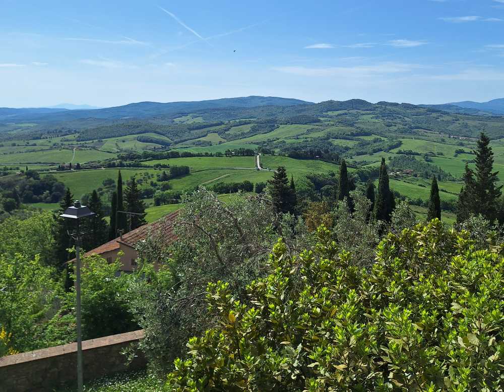 Esplora la Val d’Elsa tra villaggi medievali e panorami pittoreschi delle colline toscane lungo il percorso della Via Francigena. 44 Esplora la Val d’Elsa tra villaggi medievali e panorami pittoreschi delle colline toscane lungo il percorso della Via Francigena. 43
