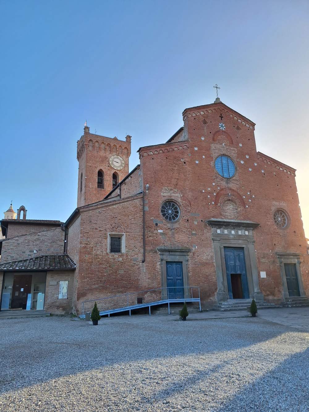 Esplora la Val d’Elsa tra villaggi medievali e panorami pittoreschi delle colline toscane lungo il percorso della Via Francigena. 36 Esplora la Val d’Elsa tra villaggi medievali e panorami pittoreschi delle colline toscane lungo il percorso della Via Francigena. 35