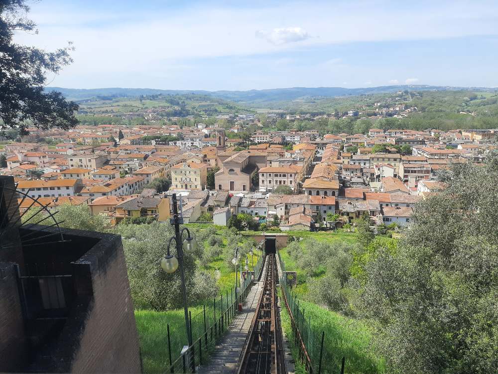 Esplora la Val d’Elsa tra villaggi medievali e panorami pittoreschi delle colline toscane lungo il percorso della Via Francigena. 30 Esplora la Val d’Elsa tra villaggi medievali e panorami pittoreschi delle colline toscane lungo il percorso della Via Francigena. 29