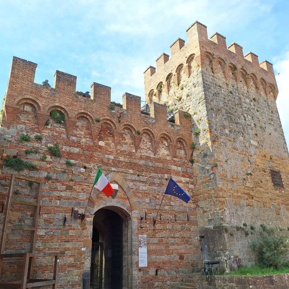 Esplora la Val d’Elsa tra villaggi medievali e panorami pittoreschi delle colline toscane lungo il percorso della Via Francigena. 42 Esplora la Val d’Elsa tra villaggi medievali e panorami pittoreschi delle colline toscane lungo il percorso della Via Francigena. 41