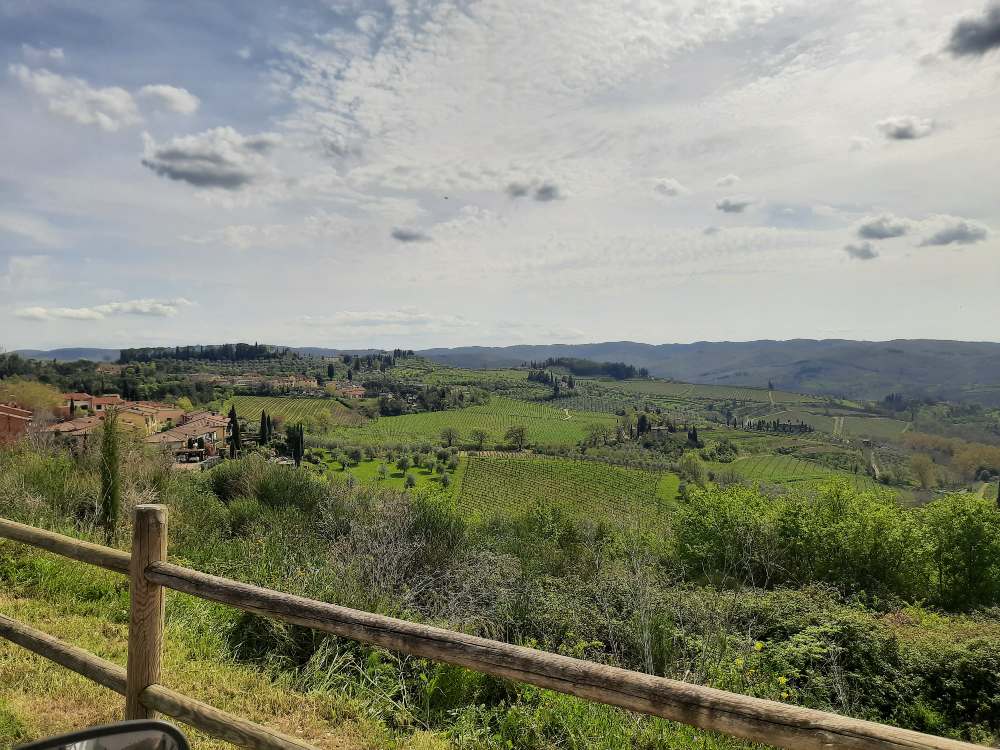 Esplora la Val d’Elsa tra villaggi medievali e panorami pittoreschi delle colline toscane lungo il percorso della Via Francigena. 28 Esplora la Val d’Elsa tra villaggi medievali e panorami pittoreschi delle colline toscane lungo il percorso della Via Francigena. 27