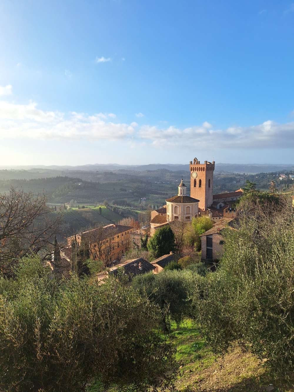 Esplora la Val d’Elsa tra villaggi medievali e panorami pittoreschi delle colline toscane lungo il percorso della Via Francigena. 38 Esplora la Val d’Elsa tra villaggi medievali e panorami pittoreschi delle colline toscane lungo il percorso della Via Francigena. 37