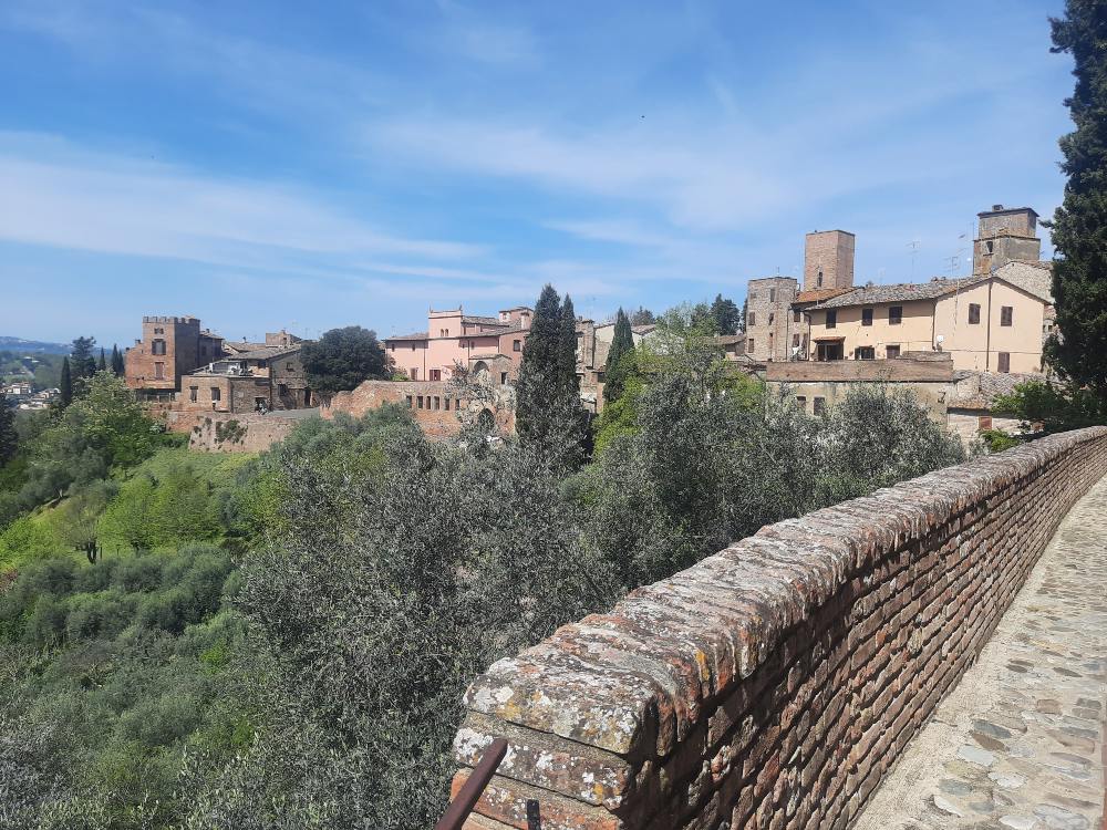 Esplora la Val d’Elsa tra villaggi medievali e panorami pittoreschi delle colline toscane lungo il percorso della Via Francigena. 34 Esplora la Val d’Elsa tra villaggi medievali e panorami pittoreschi delle colline toscane lungo il percorso della Via Francigena. 33
