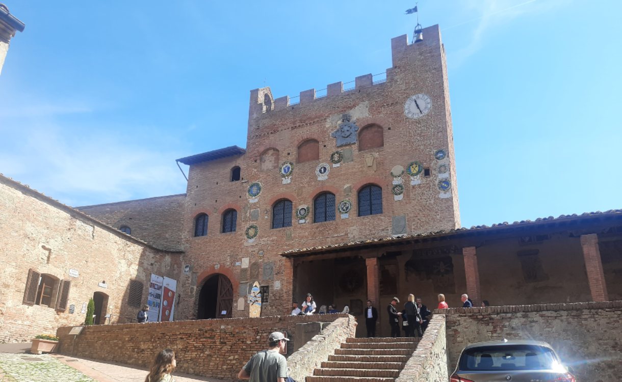 Esplora la Val d’Elsa tra villaggi medievali e panorami pittoreschi delle colline toscane lungo il percorso della Via Francigena. 32 Esplora la Val d’Elsa tra villaggi medievali e panorami pittoreschi delle colline toscane lungo il percorso della Via Francigena. 31