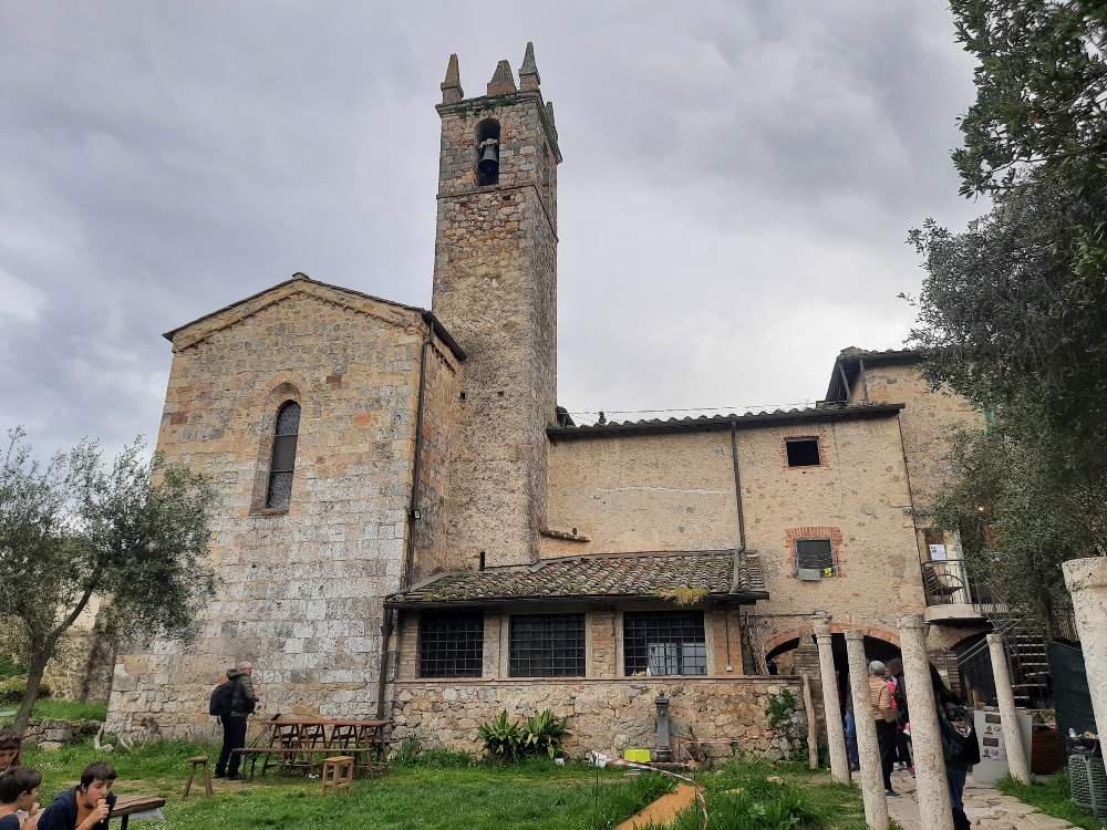Esplora la Val d’Elsa tra villaggi medievali e panorami pittoreschi delle colline toscane lungo il percorso della Via Francigena. 50 Esplora la Val d’Elsa tra villaggi medievali e panorami pittoreschi delle colline toscane lungo il percorso della Via Francigena. 49
