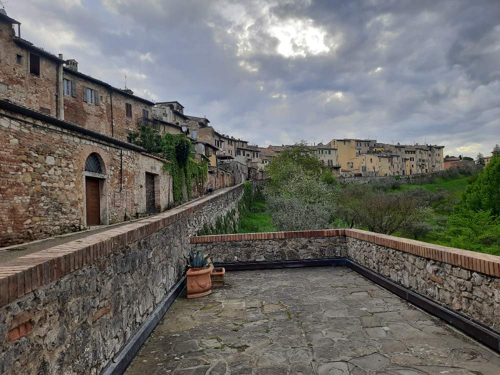 Esplora la Val d’Elsa tra villaggi medievali e panorami pittoreschi delle colline toscane lungo il percorso della Via Francigena. 48 Esplora la Val d’Elsa tra villaggi medievali e panorami pittoreschi delle colline toscane lungo il percorso della Via Francigena. 47