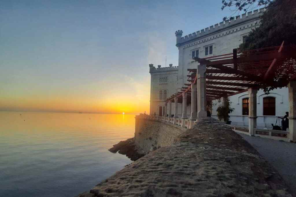 Esplora Trieste: attrazioni da visitare in un giorno, incluso il suggestivo tramonto dal Castello di Miramare. 43