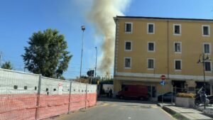 Fiamme Lungo La Linea Ferroviaria Salerno – Reggio Calabria, Disagi Per Diverse Ore 9