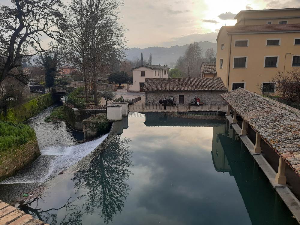 Ho visitato Bevagna e ti racconto perché dovresti visitare questo borgo medievale umbro almeno una volta nella vita. 33