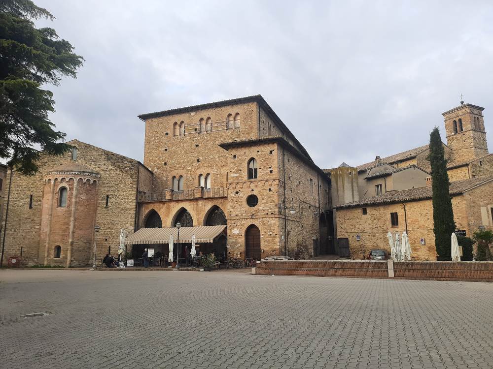 Ho visitato Bevagna e ti racconto perché dovresti visitare questo borgo medievale umbro almeno una volta nella vita. 35