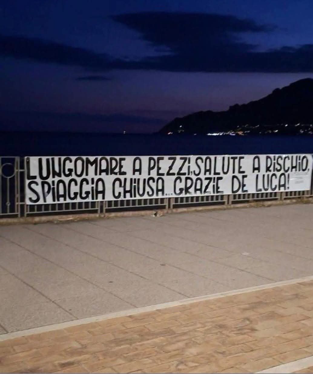 Rimosso Lo Striscione Sul Lungomare Di Torrione Contro Il Degrado 3