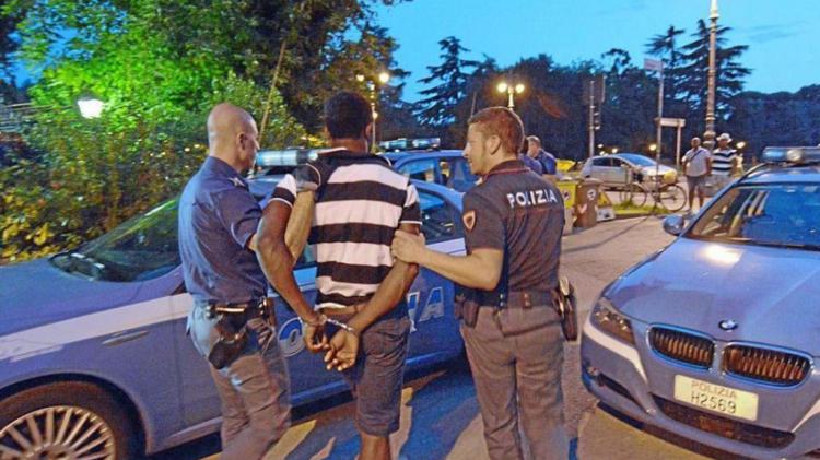Scippa Un’Anziana, Arrestato Extracomunitario 4 Scippa Un’Anziana, Arrestato Extracomunitario 3
