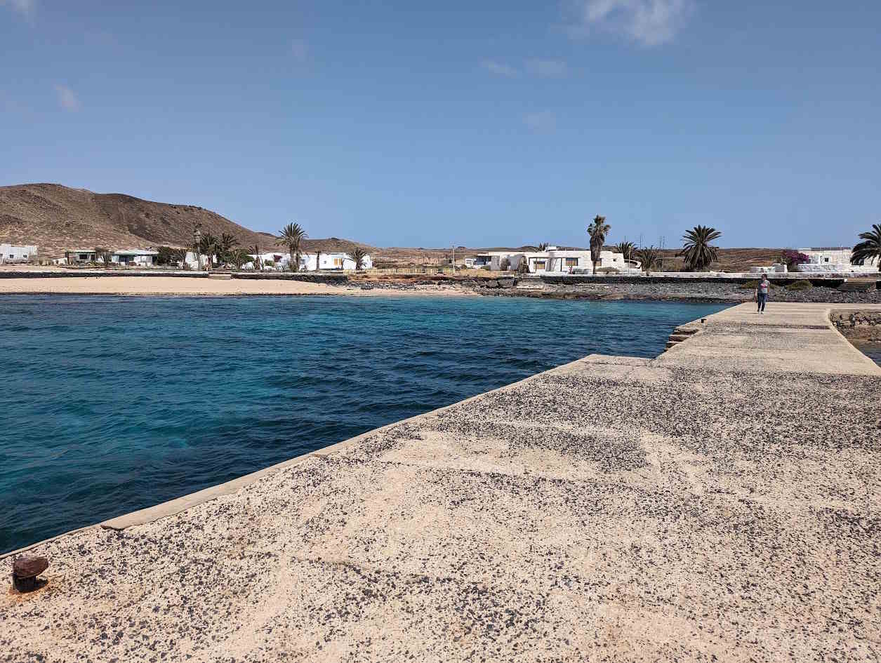 Scoperta l'ottava isola delle Canarie: priva di asfalto e veicoli, è la più "Graciosa" di tutte. 24 Scoperta l'ottava isola delle Canarie: priva di asfalto e veicoli, è la più "Graciosa" di tutte. 23