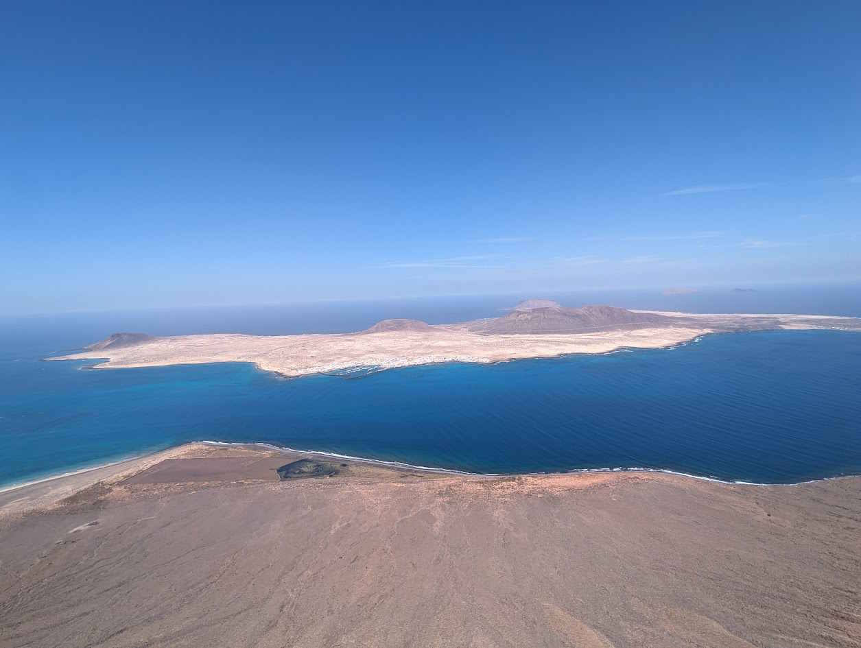 Scoperta l'ottava isola delle Canarie: priva di asfalto e veicoli, è la più "Graciosa" di tutte. 20 Scoperta l'ottava isola delle Canarie: priva di asfalto e veicoli, è la più "Graciosa" di tutte. 19