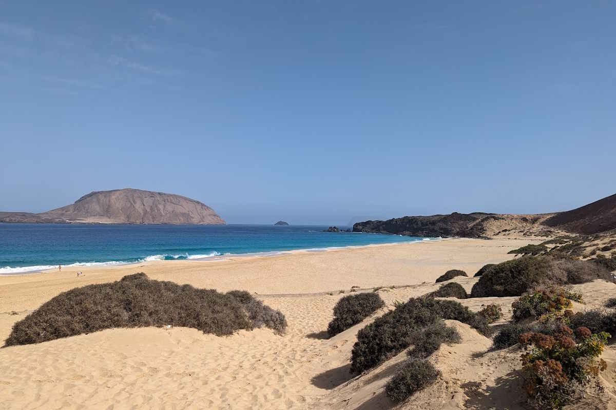 Scoperta l'ottava isola delle Canarie: priva di asfalto e veicoli, è la più "Graciosa" di tutte. 30 Scoperta l'ottava isola delle Canarie: priva di asfalto e veicoli, è la più "Graciosa" di tutte. 29