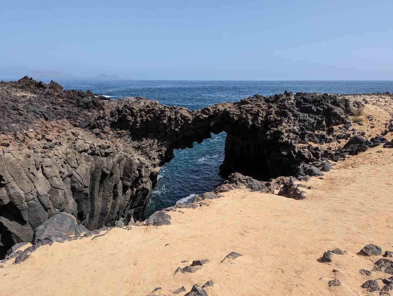 Scoperta l'ottava isola delle Canarie: priva di asfalto e veicoli, è la più "Graciosa" di tutte. 28 Scoperta l'ottava isola delle Canarie: priva di asfalto e veicoli, è la più "Graciosa" di tutte. 27