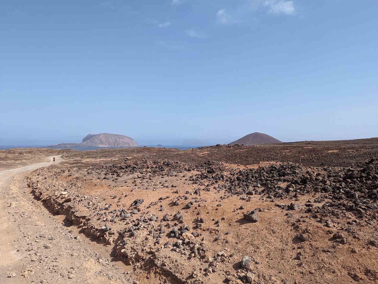 Scoperta l'ottava isola delle Canarie: priva di asfalto e veicoli, è la più "Graciosa" di tutte. 34 Scoperta l'ottava isola delle Canarie: priva di asfalto e veicoli, è la più "Graciosa" di tutte. 33