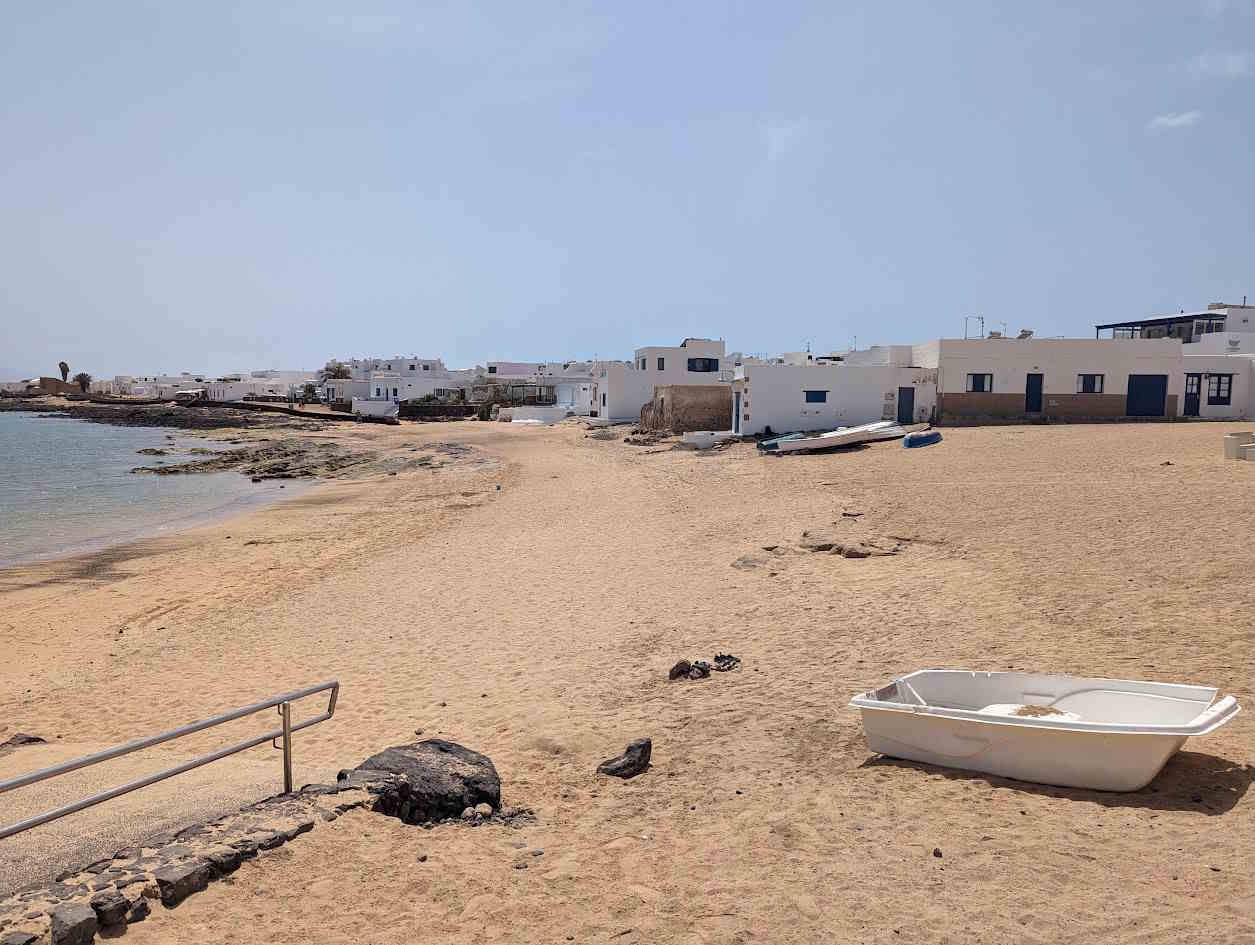 Scoperta l'ottava isola delle Canarie: priva di asfalto e veicoli, è la più "Graciosa" di tutte. 22 Scoperta l'ottava isola delle Canarie: priva di asfalto e veicoli, è la più "Graciosa" di tutte. 21