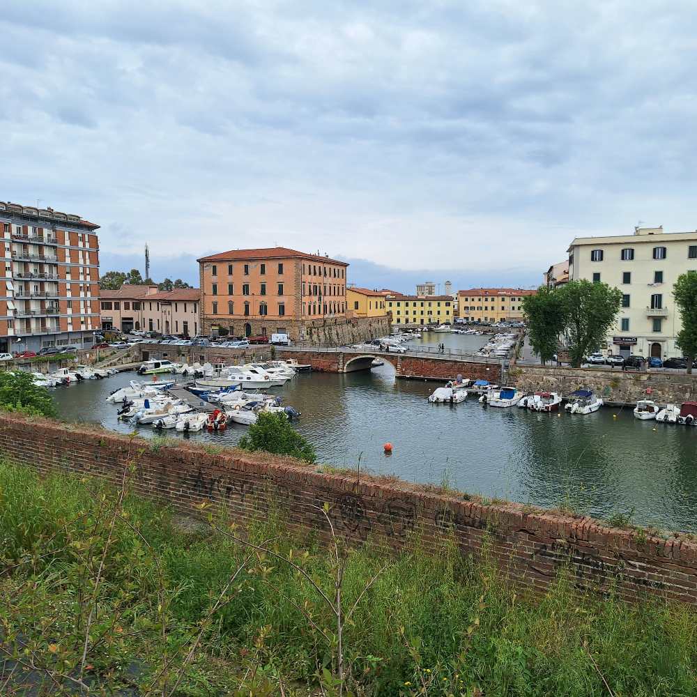 Scopri Livorno, una città toscana che ospita una piccola Venezia lontana dal turismo di massa. 23