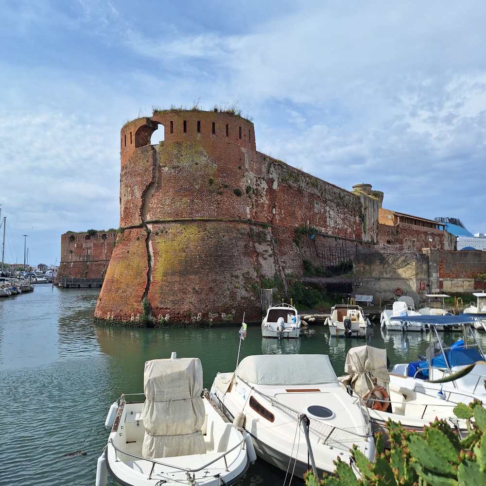 Scopri Livorno, una città toscana che ospita una piccola Venezia lontana dal turismo di massa. 25