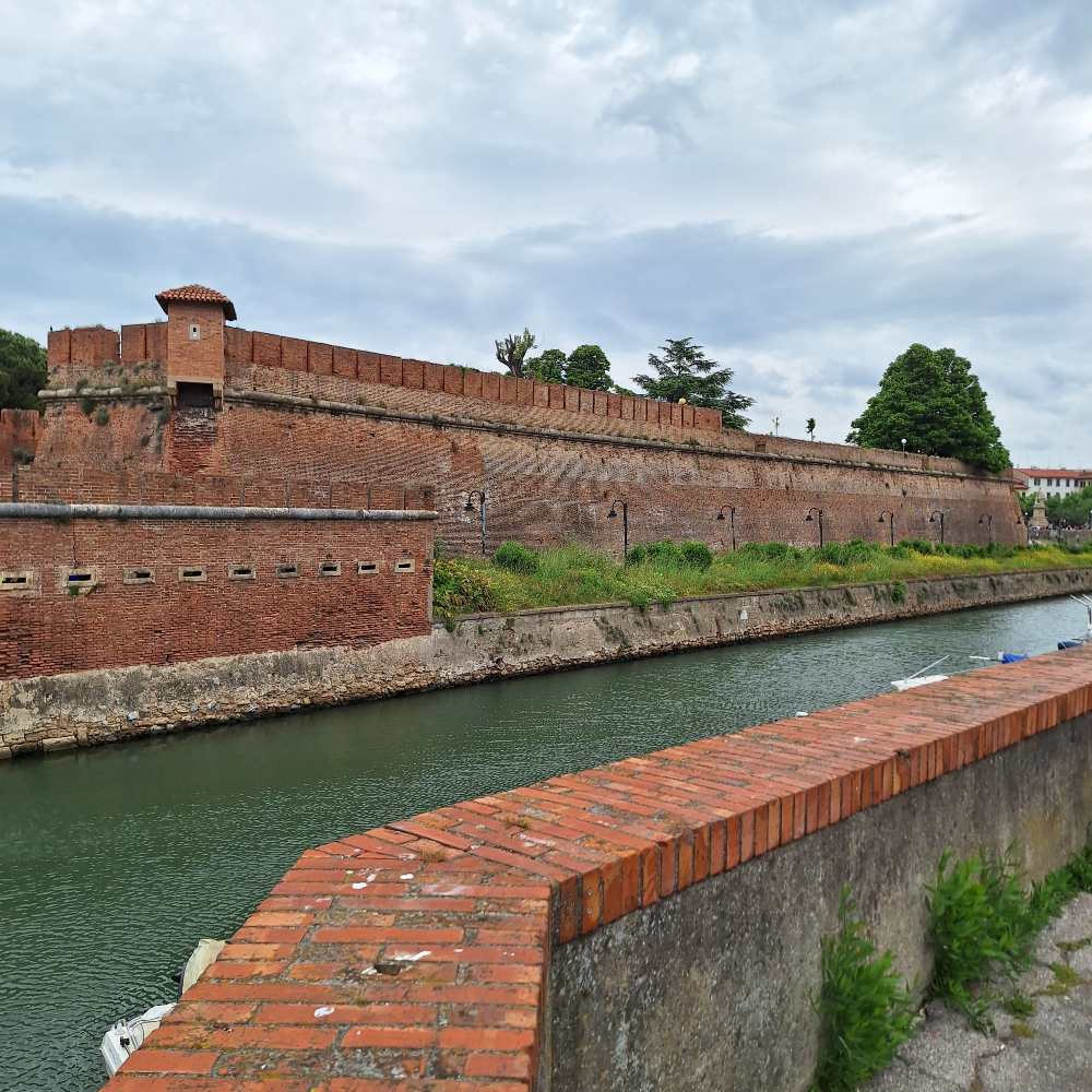 Scopri Livorno, una città toscana che ospita una piccola Venezia lontana dal turismo di massa. 21