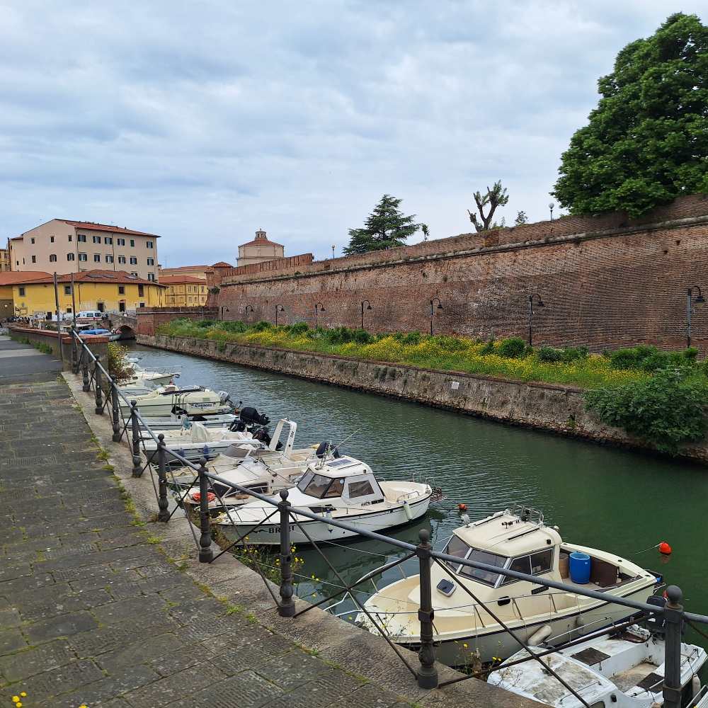 Scopri Livorno, una città toscana che ospita una piccola Venezia lontana dal turismo di massa. 19