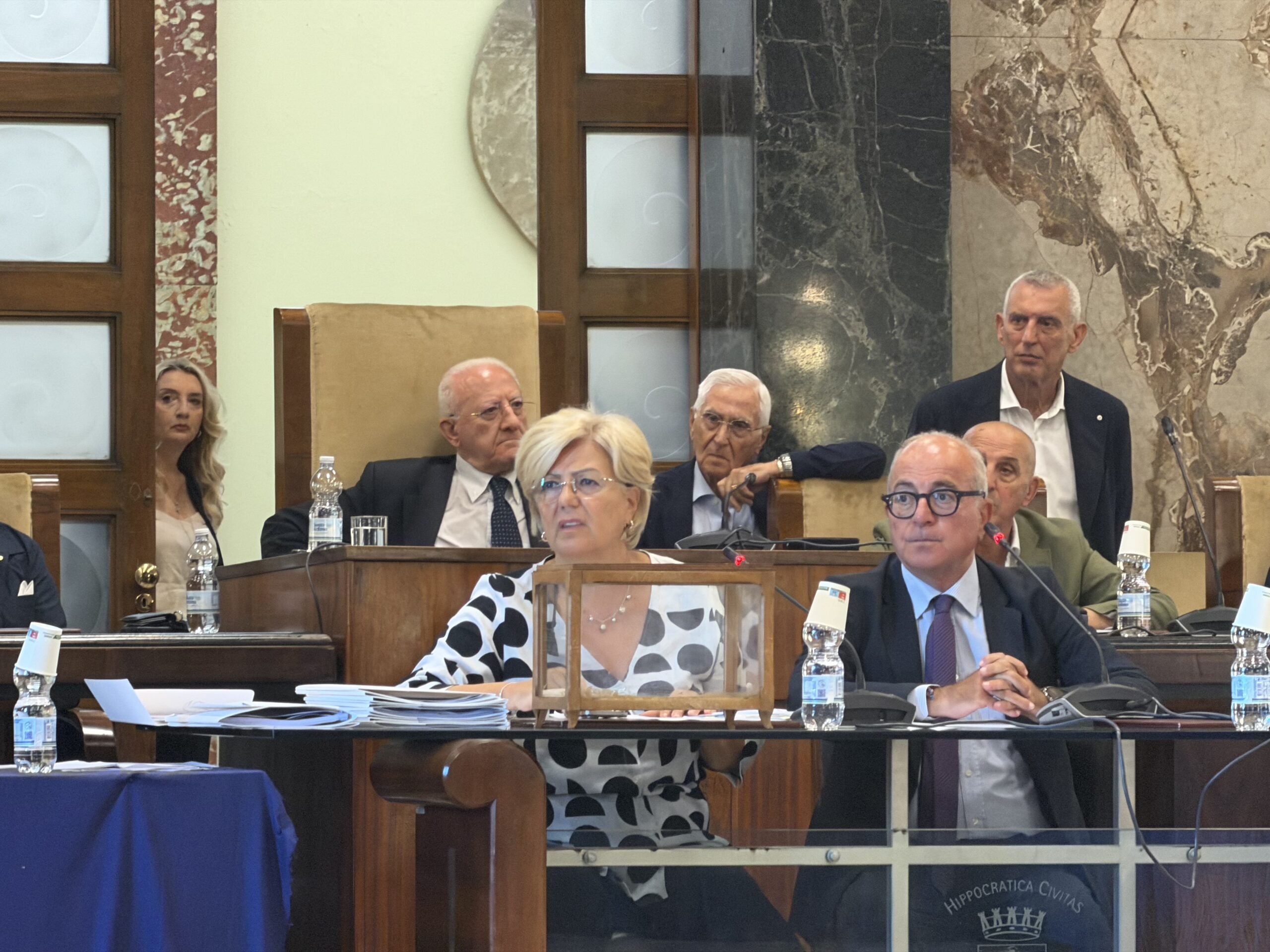 Tra Universo E Commissioni, De Luca Richiama Alla “Puntualita’” 4 Tra Universo E Commissioni, De Luca Richiama Alla “Puntualita’” 3