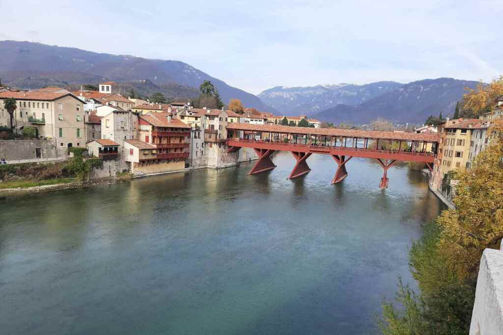 Visita a Bassano del Grappa: ecco perché attraversare il famoso Ponte degli Alpini è un'esperienza da non perdere. 17