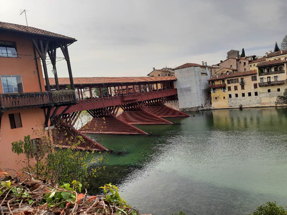 Visita a Bassano del Grappa: ecco perché attraversare il famoso Ponte degli Alpini è un'esperienza da non perdere. 19