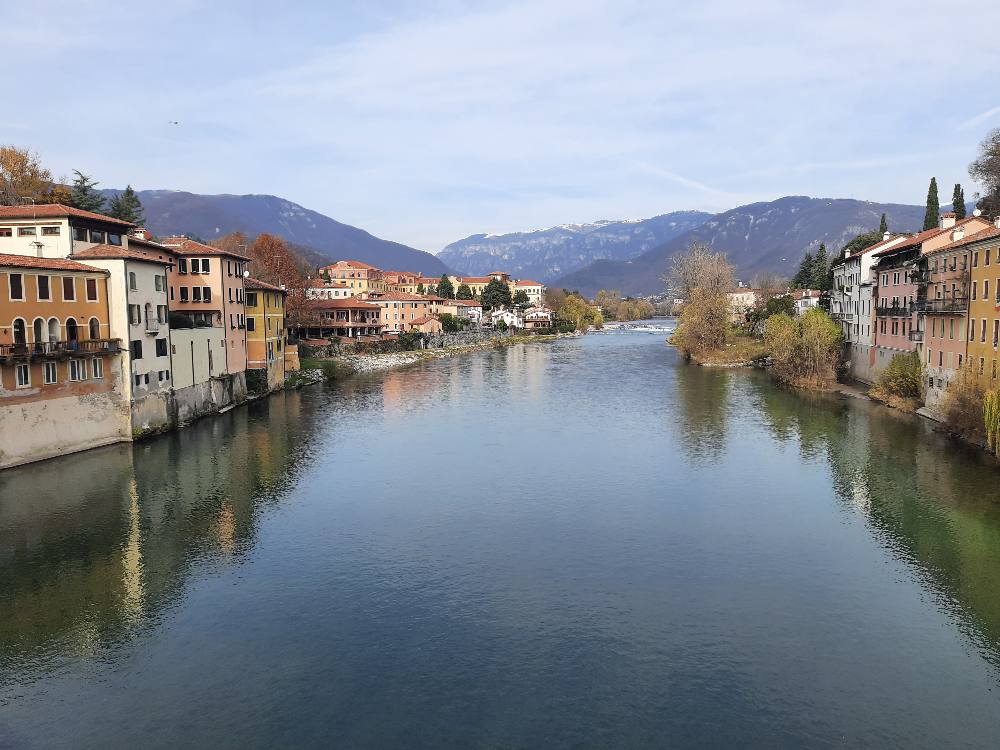 Visita a Bassano del Grappa: ecco perché attraversare il famoso Ponte degli Alpini è un'esperienza da non perdere. 15